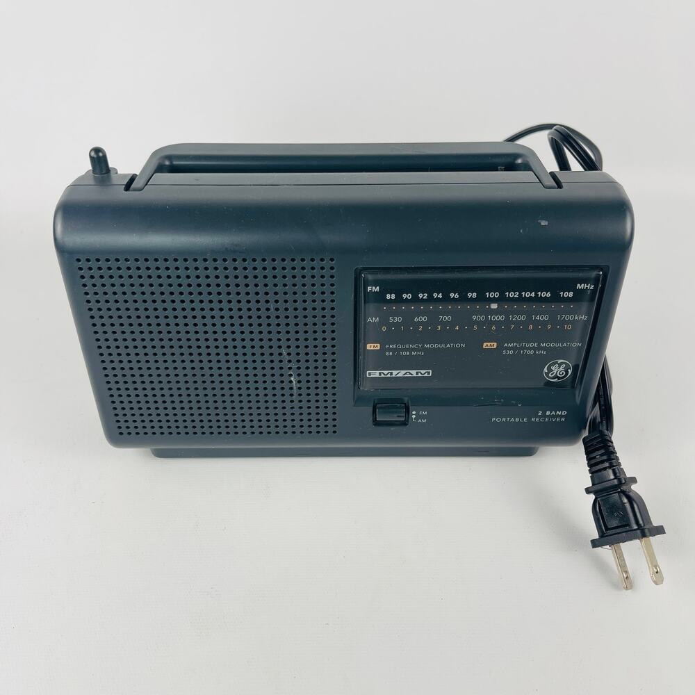 Vintage General Electric 7-2662C Portable AM/FM Radio